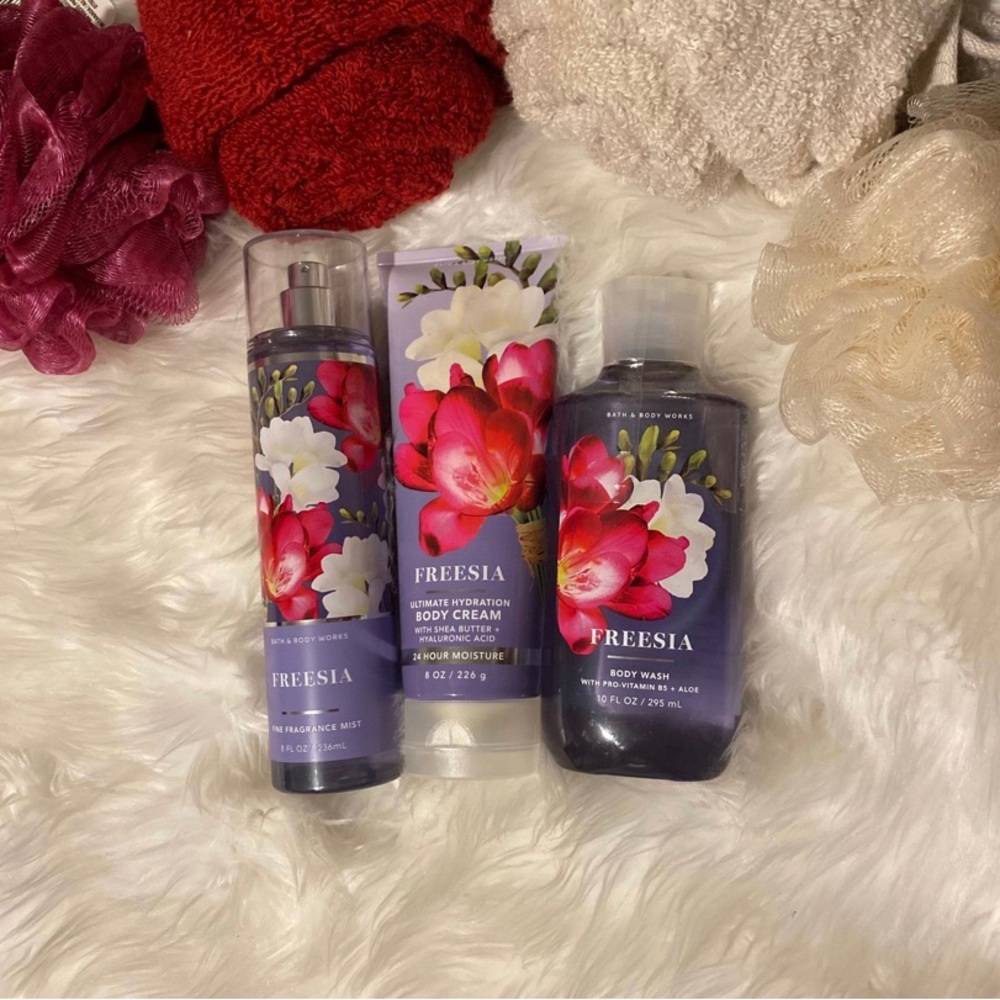🔥♥️NWT Freesia Bath & Body works bundle 3 pc body wash, cream, mist.😍🔴